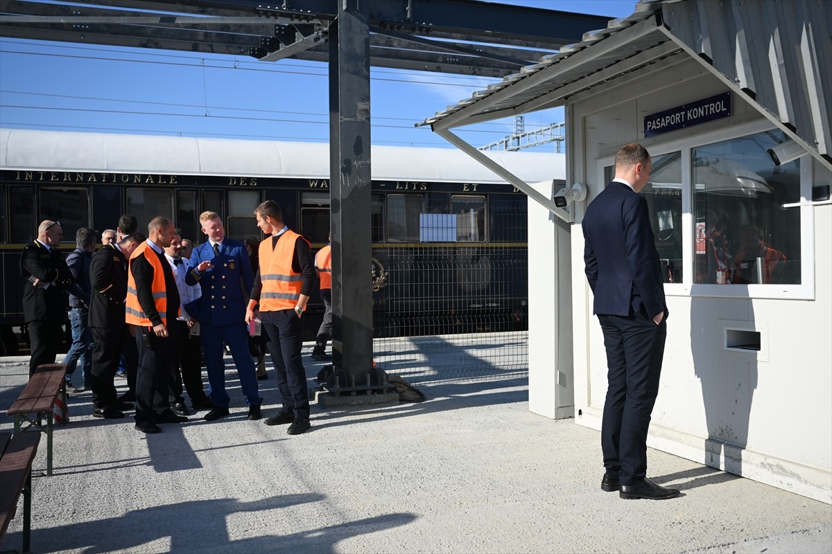 Paris'ten hareket eden tarihi Venice Simplon Orient Express treni, yılın ikinci seferi için...