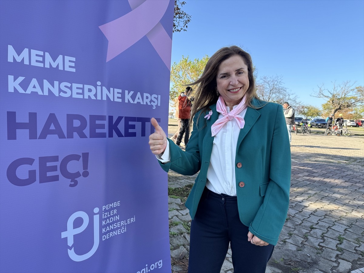 Pembe İzler Kadın Kanserleri Derneği, meme kanserine dikkati çekmek için Kadıköy'de motosiklet ve...