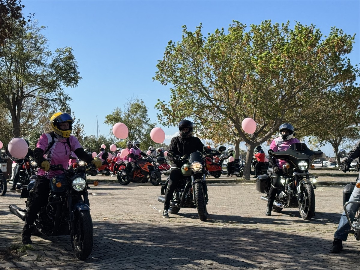 Pembe İzler Kadın Kanserleri Derneği, meme kanserine dikkati çekmek için Kadıköy'de motosiklet ve...
