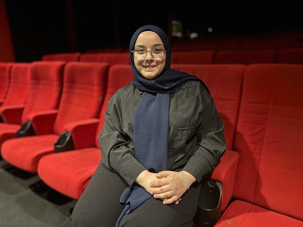 "Beyaz komik" mottosuyla sahnelere merhaba diyen ve Türkiye'nin ilk başörtülü komedyeni Şevval...