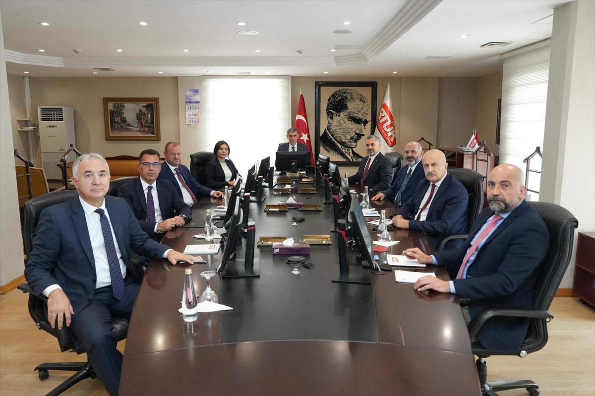 Radyo ve Televizyon Üst Kurulu (RTÜK) başkanlığına Mehmet Daniş (sol 3), başkan vekilliğine ise...