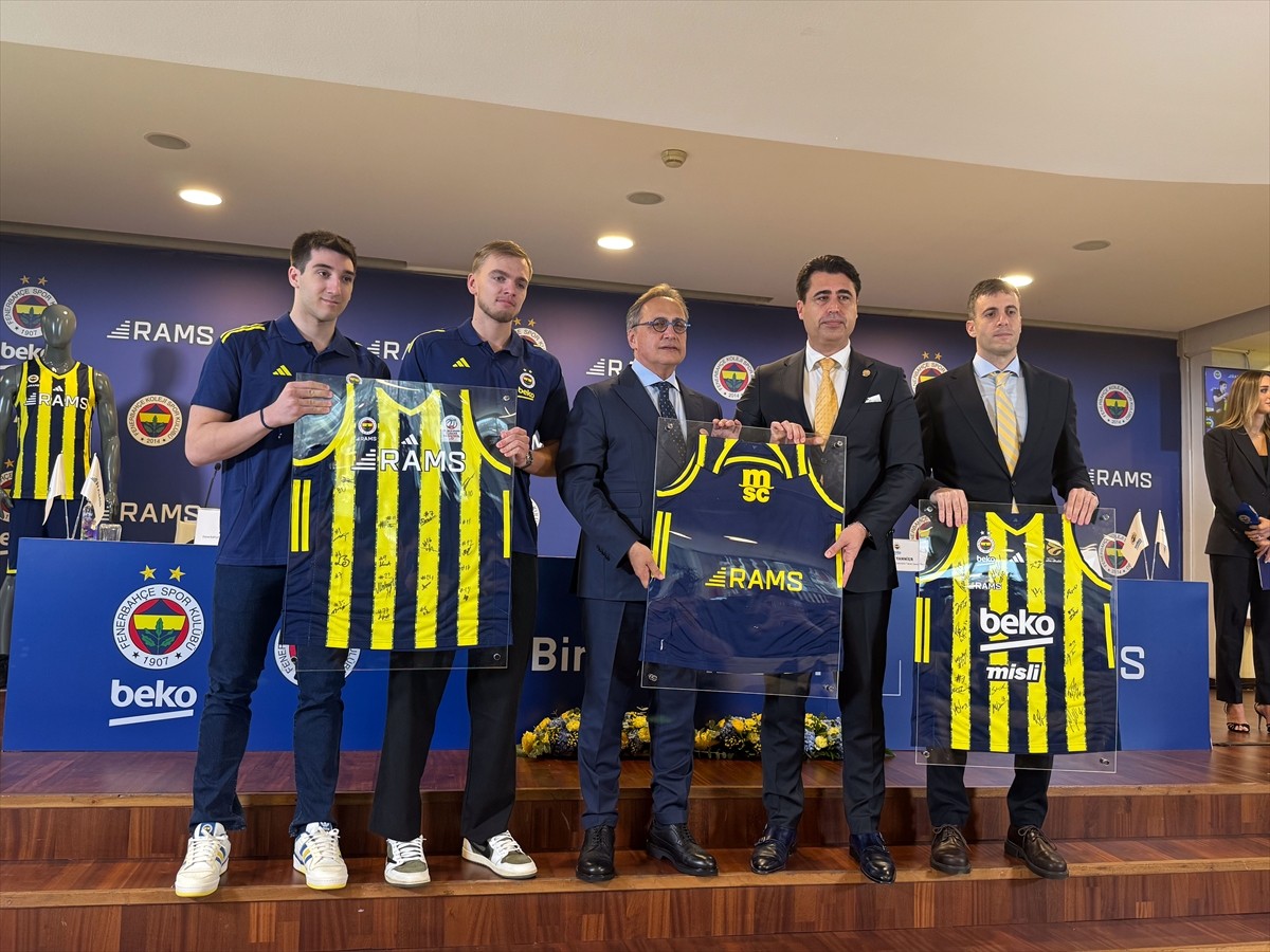 RAMS Global, Fenerbahçe Beko'nun forma üzeri, Fenerbahçe Koleji Erkek Basketbol Takımı'nın ise...