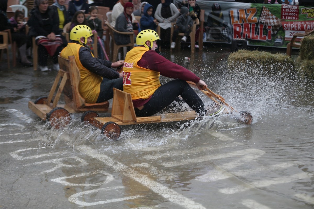 Rize'nin Çamlıhemşin ilçesine bağlı Dikkaya köyünde "Laz Ralli Tahta Araba Yarışları"nın 15'incisi...