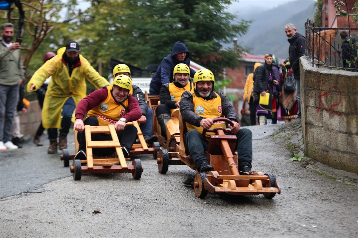 Rize'nin Çamlıhemşin ilçesine bağlı Dikkaya köyünde "Laz Ralli Tahta Araba Yarışları"nın 15'incisi...