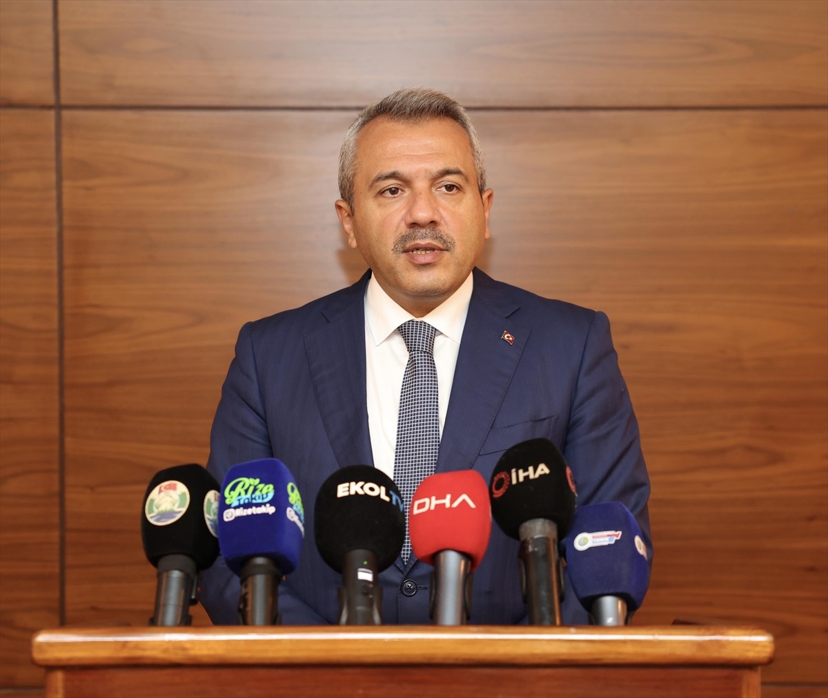 Rize Valisi İhsan Selim Baydaş, Valilik Salonu'nda düzenlediği basın toplantısında, kentte geçen...