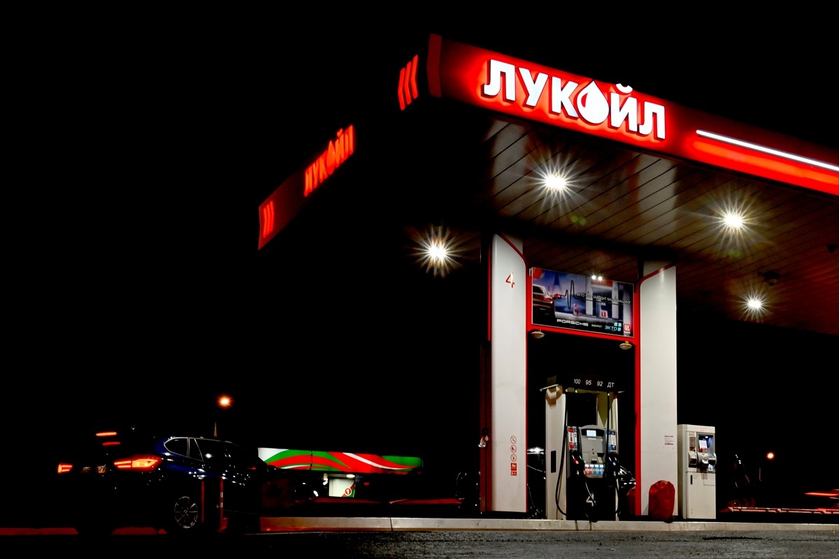 Rus enerji şirketi Lukoil, uluslararası varlıklarını İsviçre merkezli petrol ticaret şirketi...