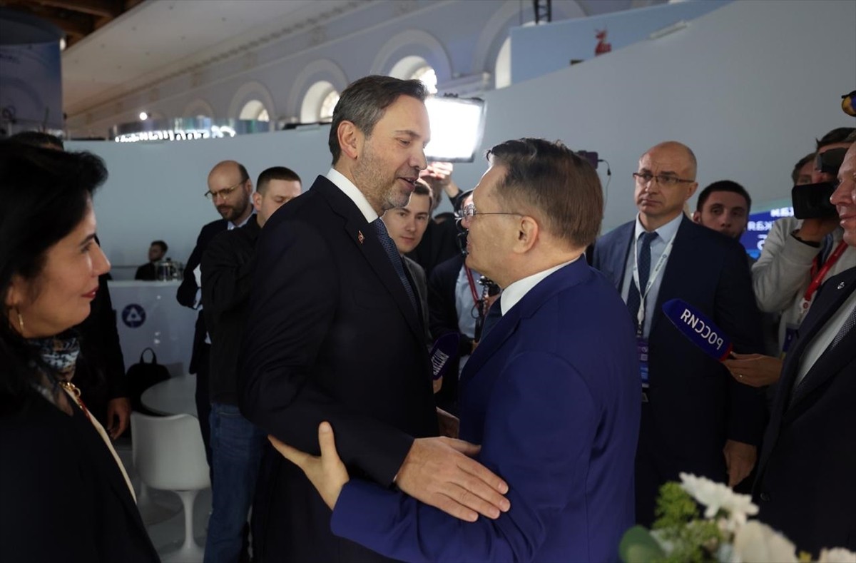 Rusya Enerji Haftası kapsamında Moskova'da bulunan Enerji ve Tabii Kaynaklar Bakanı Alparslan...