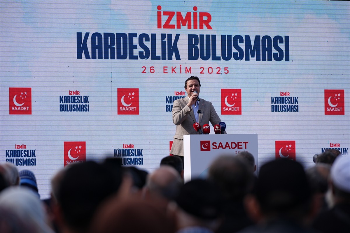 Saadet Partisi Genel Başkanı Mahmut Arıkan, İzmir'deki Kültürpark'ta partisince gerçekleştirilen...