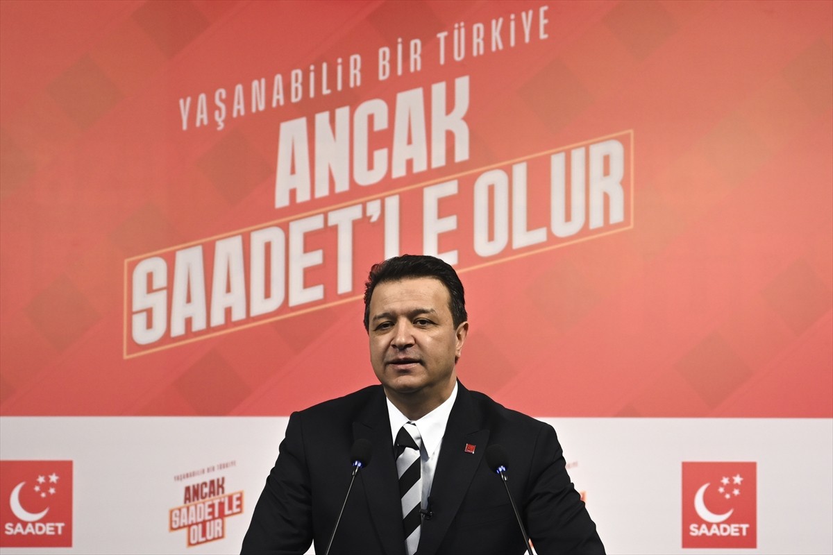 Saadet Partisi Genel Başkanı Mahmut Arıkan, parti genel merkezinde düzenlenen "İl Başkanları ve İl...