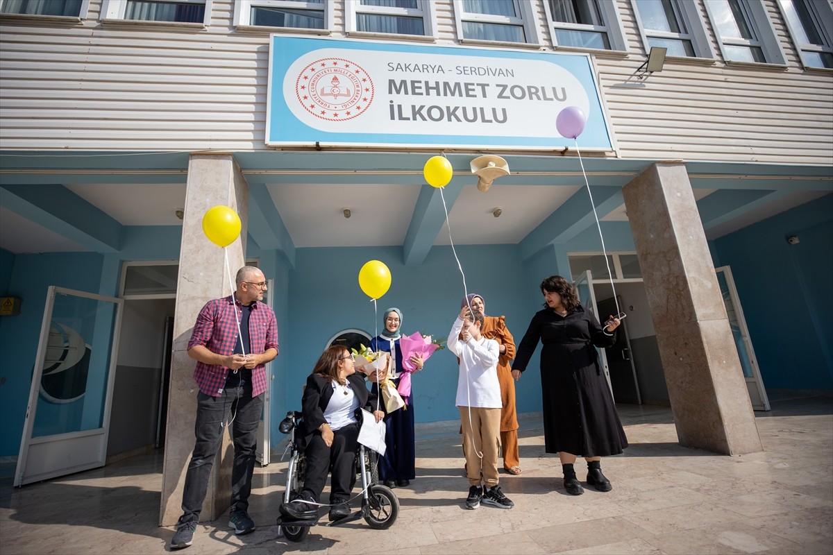 Sakarya'da 8 yaşındaki Melike Karataş'ın (ortada) kanseri yenmesi, gökyüzüne balonlar bırakılarak...