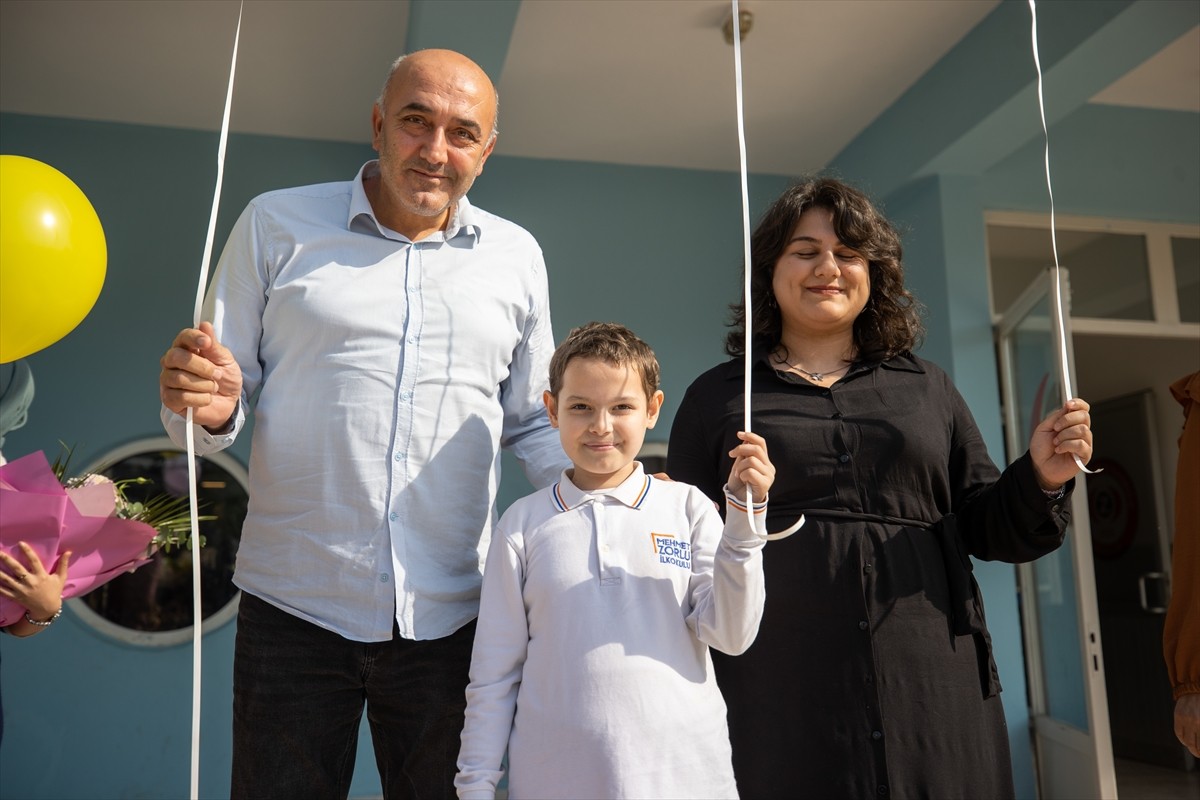 Sakarya'da 8 yaşındaki Melike Karataş'ın (ortada) kanseri yenmesi, gökyüzüne balonlar bırakılarak...