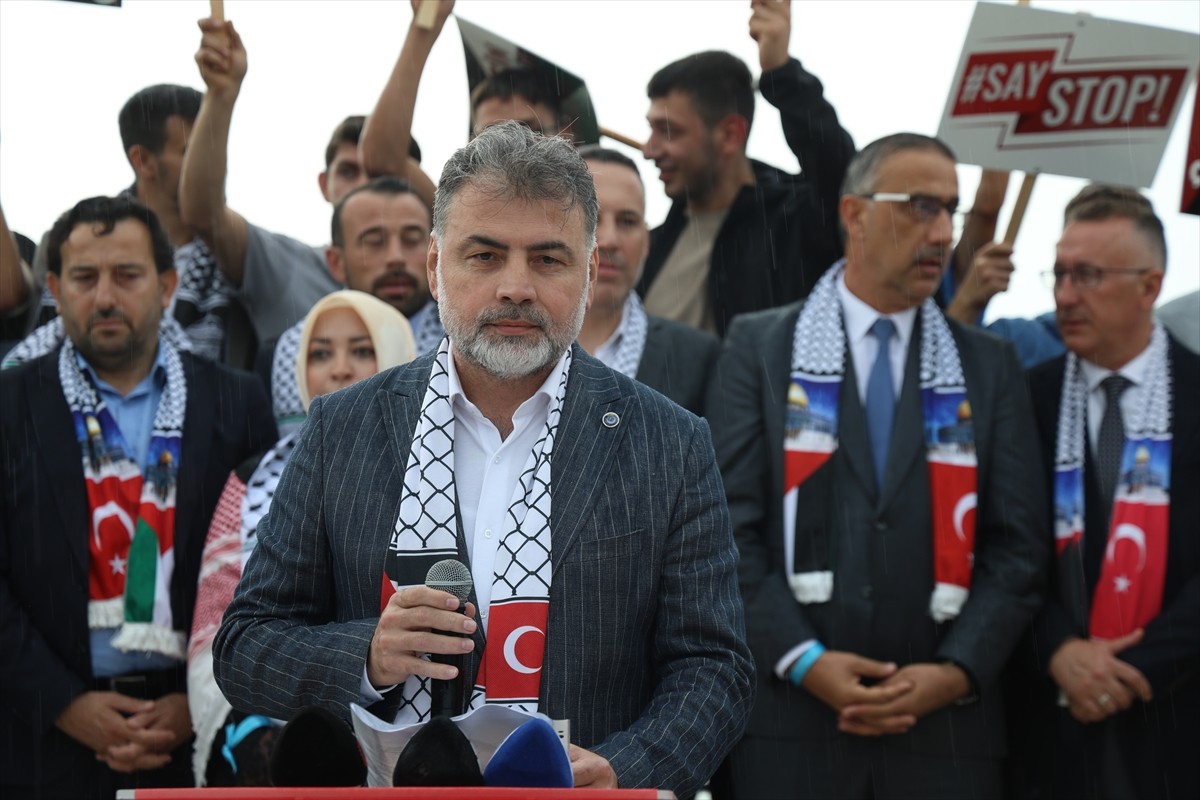 Sakarya'nın Karasu ilçesinde, Gazze'ye insani yardım ulaştırmak için yola çıkan ve İsrail'in...