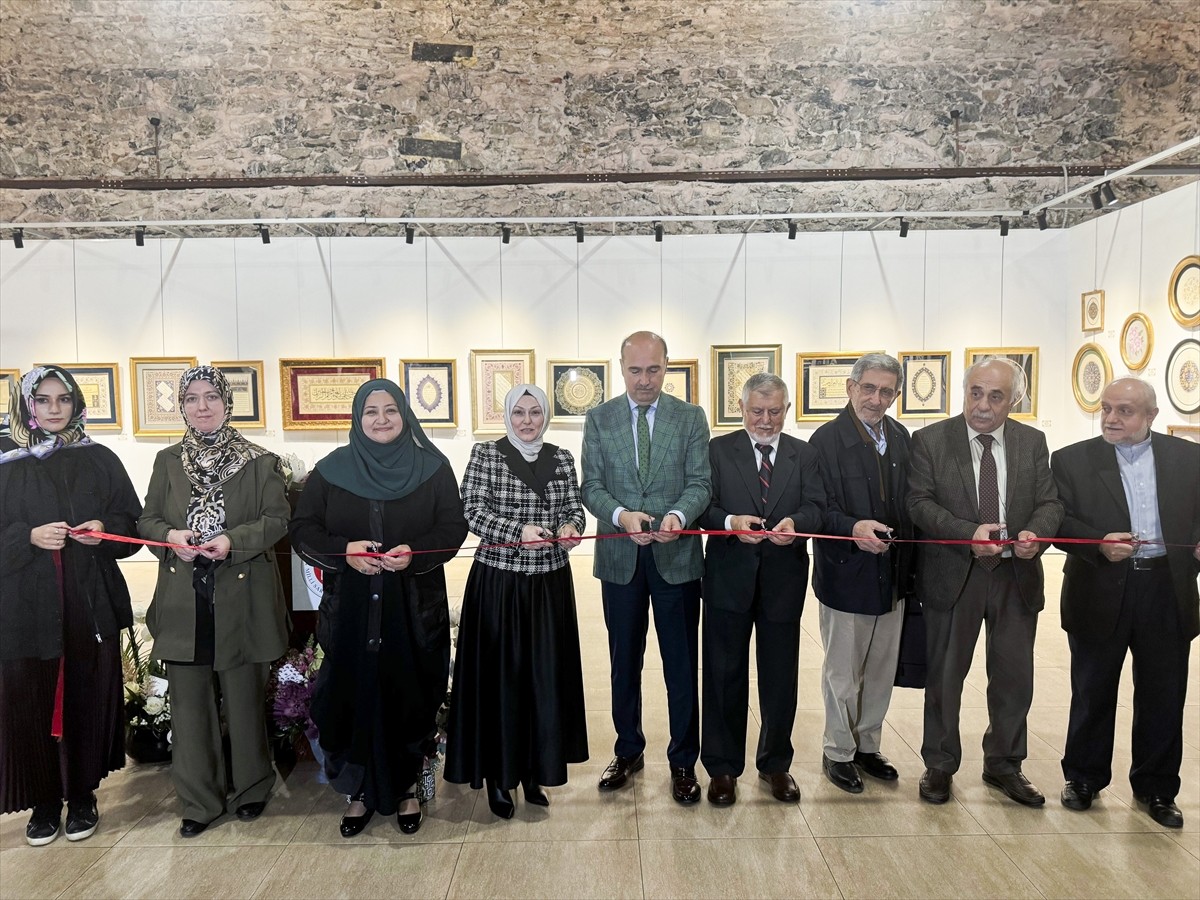 Saliha Çığ Sanat Atölyesi tarafından düzenlenen "Devr-i Tezyin Tezhip-Çini Sergisi", Saray...