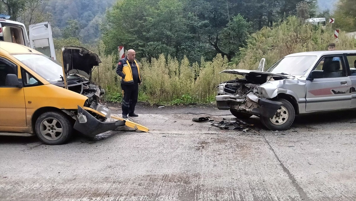 Samsun'un Salıpazarı ilçesinde hafif ticari araç ile otomobilin çarpışması sonucu 3 kişi...