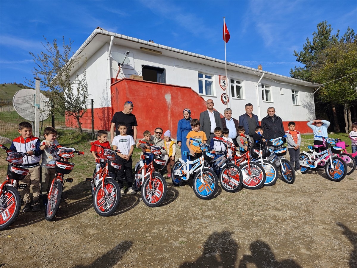 Samsun'un Yakakent ilçesinde eski bir bisiklete binen çocuklar, görüntülerinin sosyal medyada...