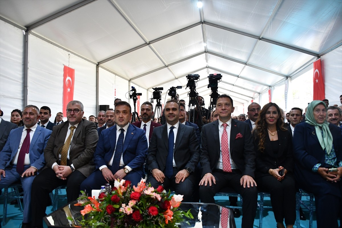 Sanayi ve Teknoloji Bakanı Mehmet Fatih Kacır (sol 3), 150 milyon avroluk yatırımla hayata...