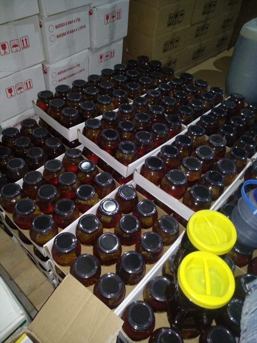 Şanlıurfa'da izinsiz üretilen 20 tondan fazla pekmez, bal ve nar ekşisi ele geçirildi. İş yerinde...