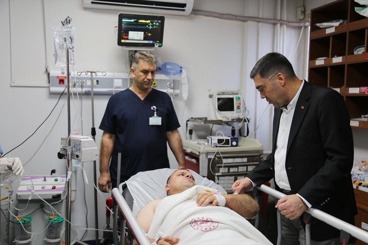 Şanlıurfa'nın Eyyübiye ilçesinde polis merkezi önündeki nöbetçi polis bıçaklı saldırıda yaralandı...