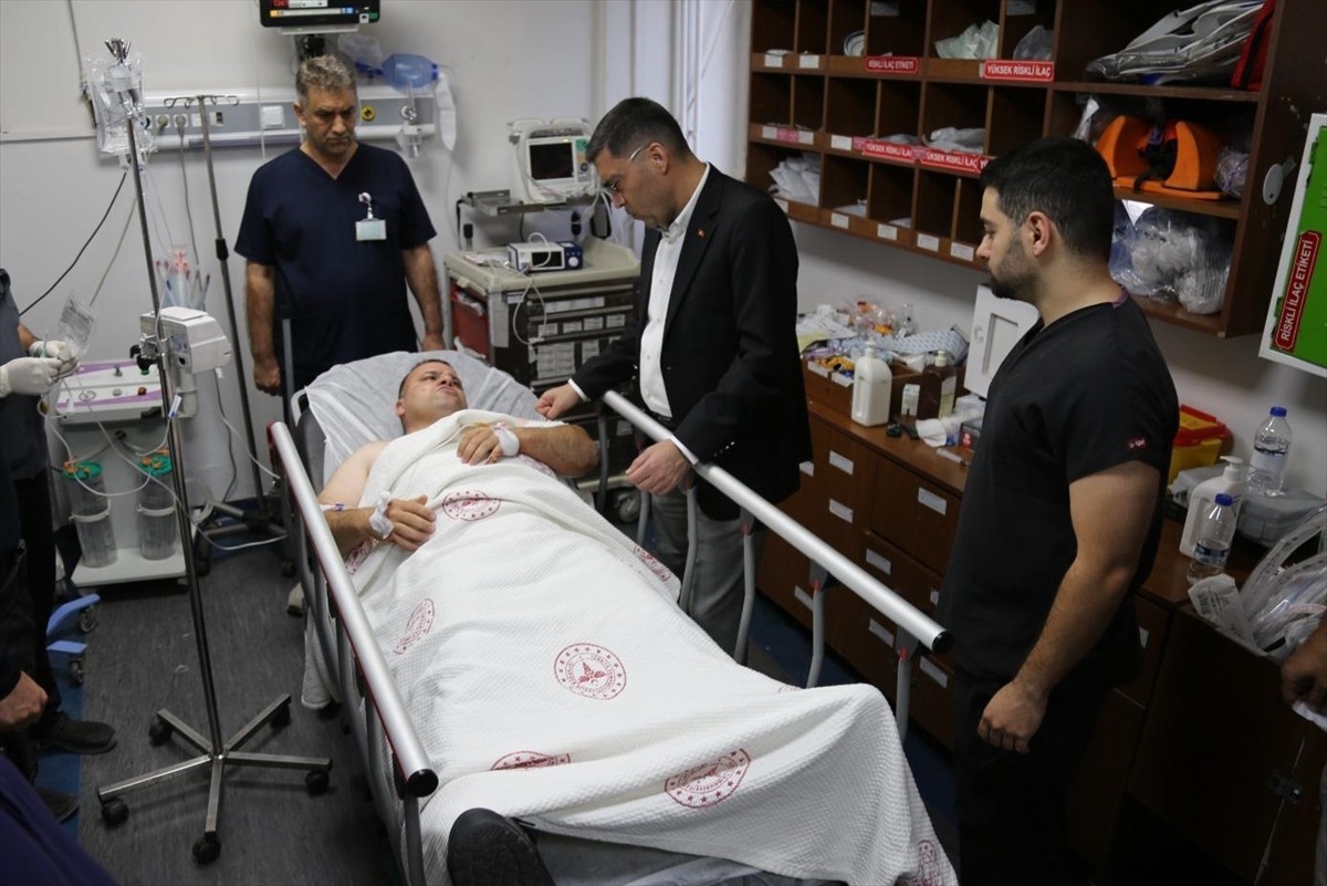 Şanlıurfa'nın Eyyübiye ilçesinde polis merkezi önündeki nöbetçi polis bıçaklı saldırıda yaralandı...