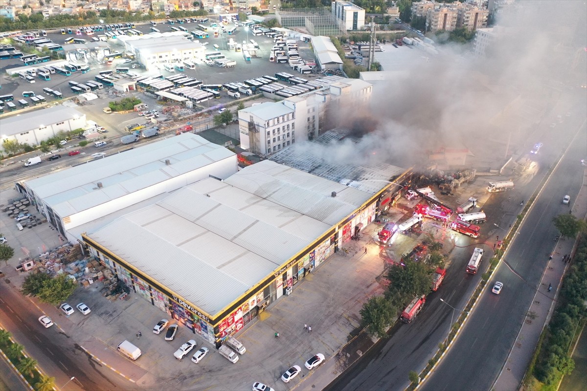 Şanlıurfa'nın Haliliye ilçesinde plastik malzeme satışı yapan iş yerinde çıkan yangın hasara yol...