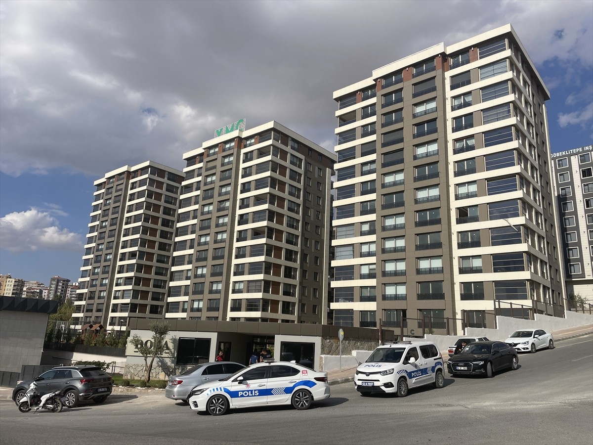 Şanlıurfa'nın merkez Karaköprü ilçesinde çıkan bıçaklı kavgada 9 kişi yaralandı. Polis ekipleri...