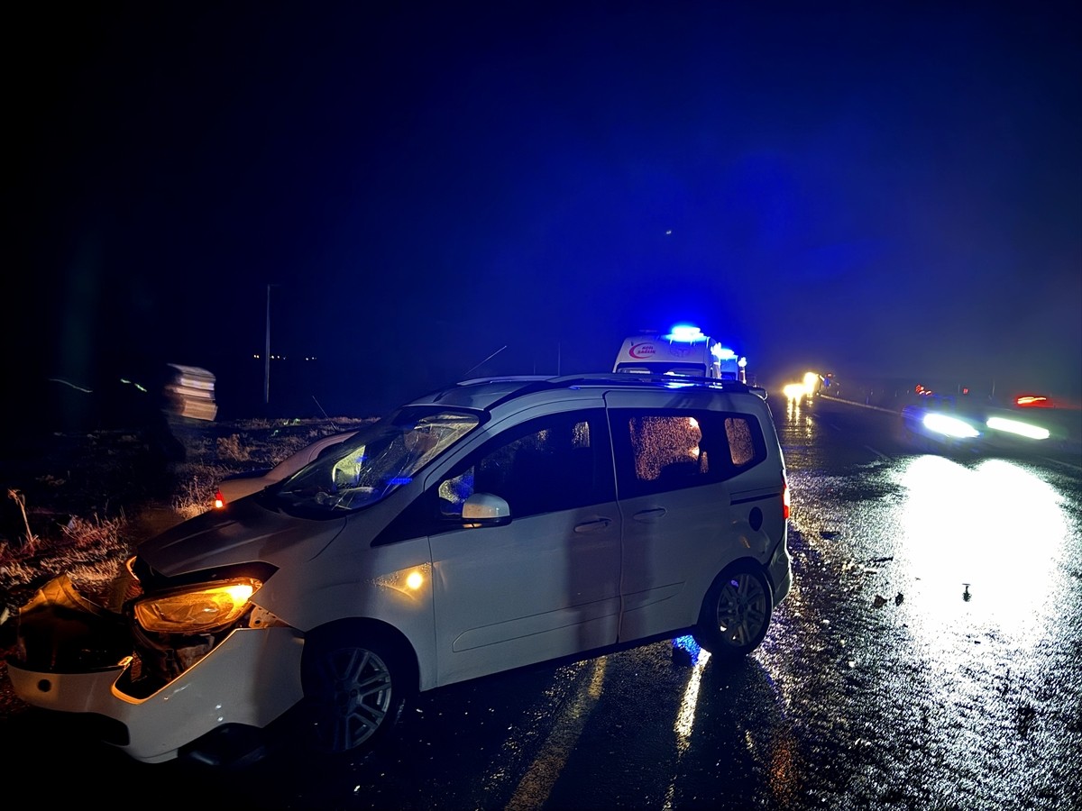 Şanlıurfa'nın Siverek ilçesinde üç otomobilin karıştığı zincirleme kazada 10 kişi...