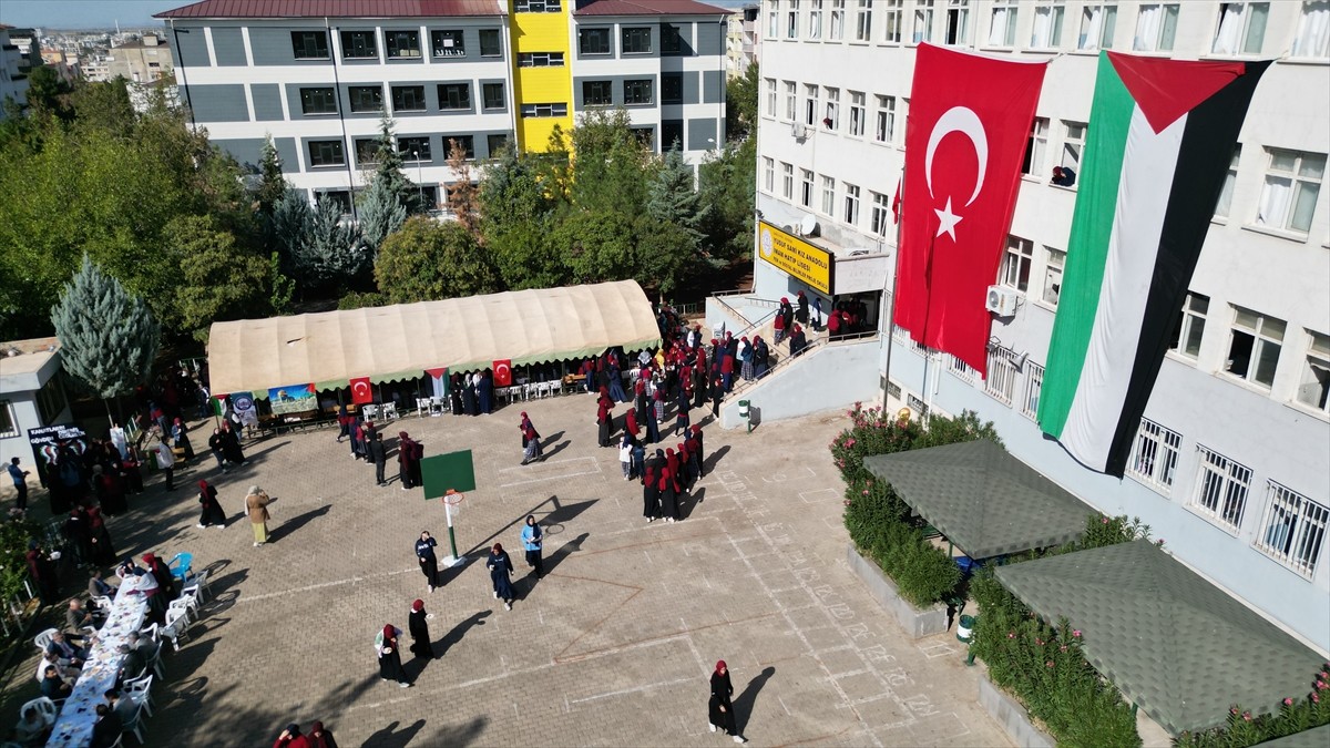 Şanlıurfa'nın Siverek ilçesinde Yusuf Sami Kız Anadolu İmam Hatip Lisesi öğretmenleri, öğrencileri...