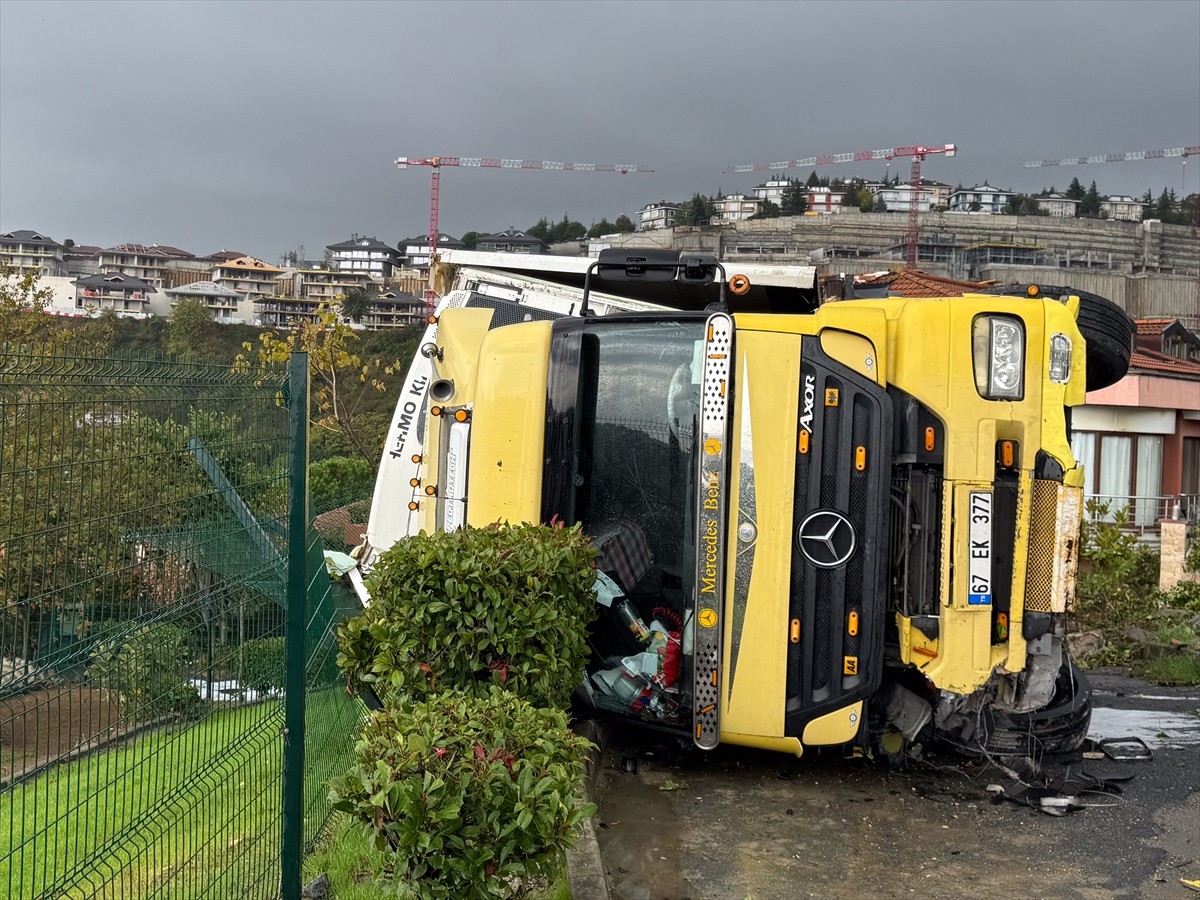 Sarıyer Maden Mahallesi Yunus Emre Caddesi'nde yağışın etkisiyle kontrolden çıkarak şarampole...