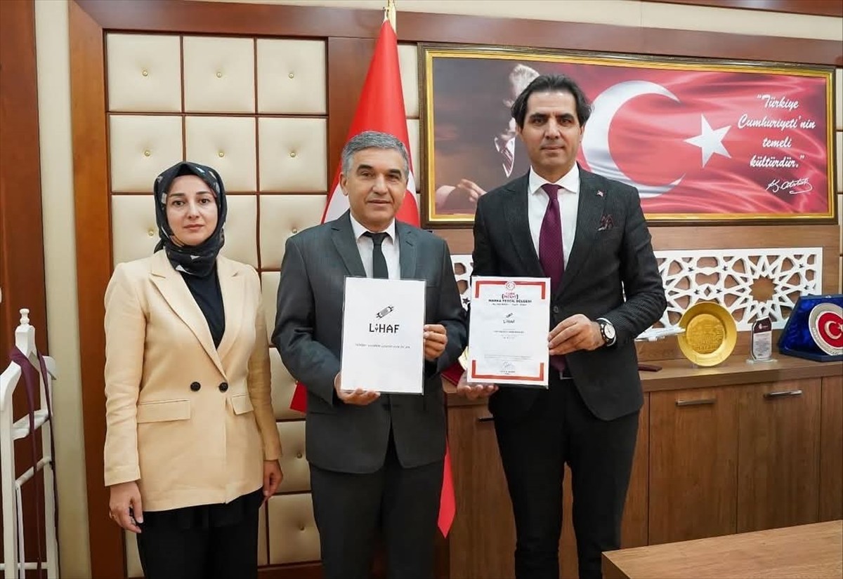 Siirt'in tescilli battaniyesi "Lihaf" markasıyla pazara sunulacak. Markanın tescil belgesi, İl...