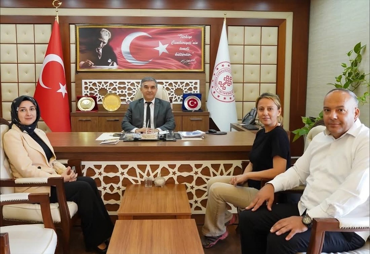 Siirt'in tescilli battaniyesi "Lihaf" markasıyla pazara sunulacak. Markanın tescil belgesi, İl...