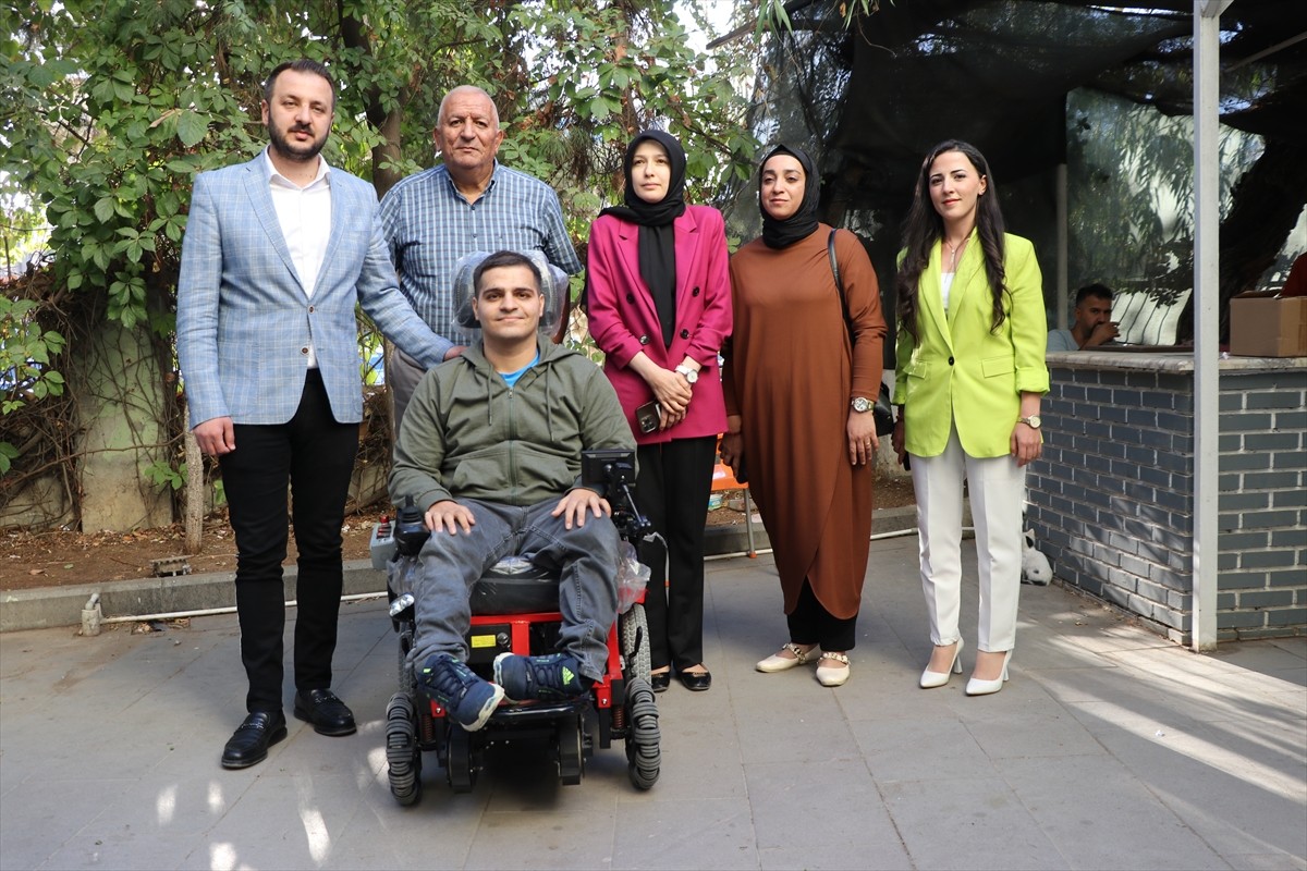 Siirt'te AK Parti İl Kadın Kollarının girişimiyle 27 yaşındaki bedensel engelli Hakim Kaya'ya...