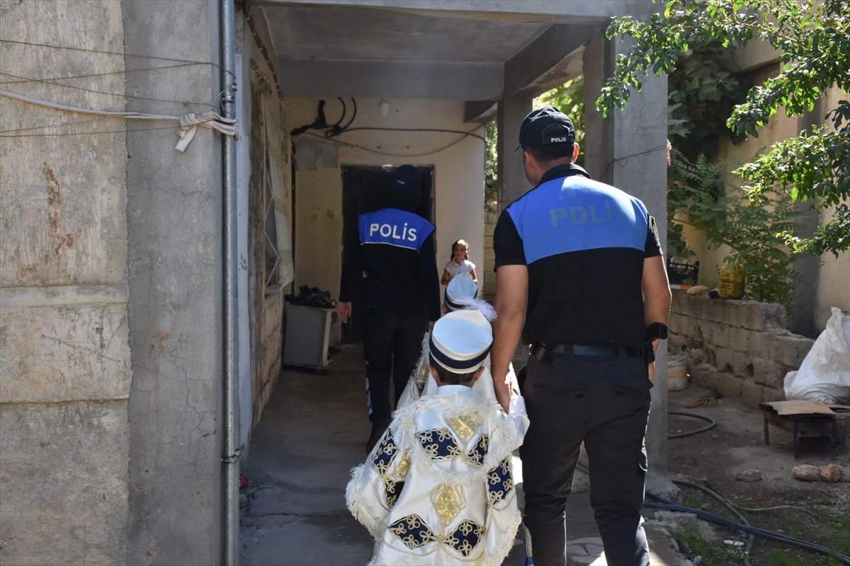 Siirt Emniyet Müdürlüğü "Kirvem Polis Olsun Projesi"yle 600 çocuğu sünnet ettirdi.