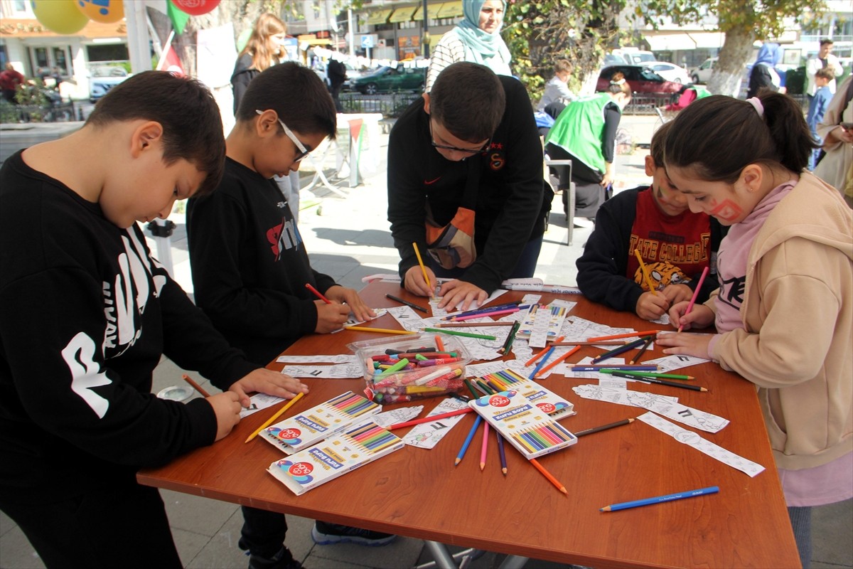 Sinop'ta "Filistinli çocuklar için çiz" etkinliği gerçekleştirildi. Uğur Mumcu Meydanı yakınında...