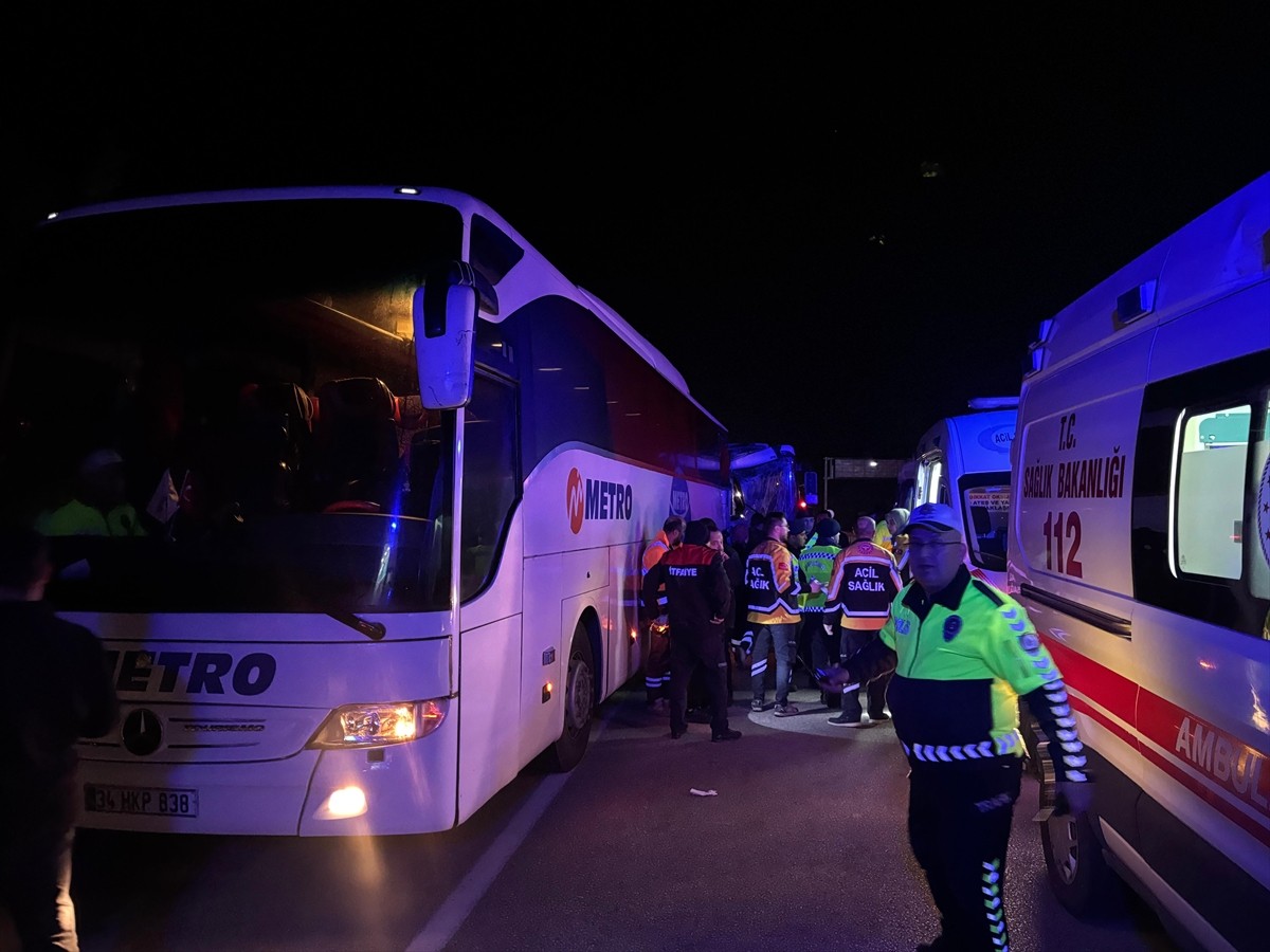 Sinop'un Gerze ilçesinde işçileri taşıyan otobüs ile yolcu otobüsünün çarpıştığı kazada 12 kişi...