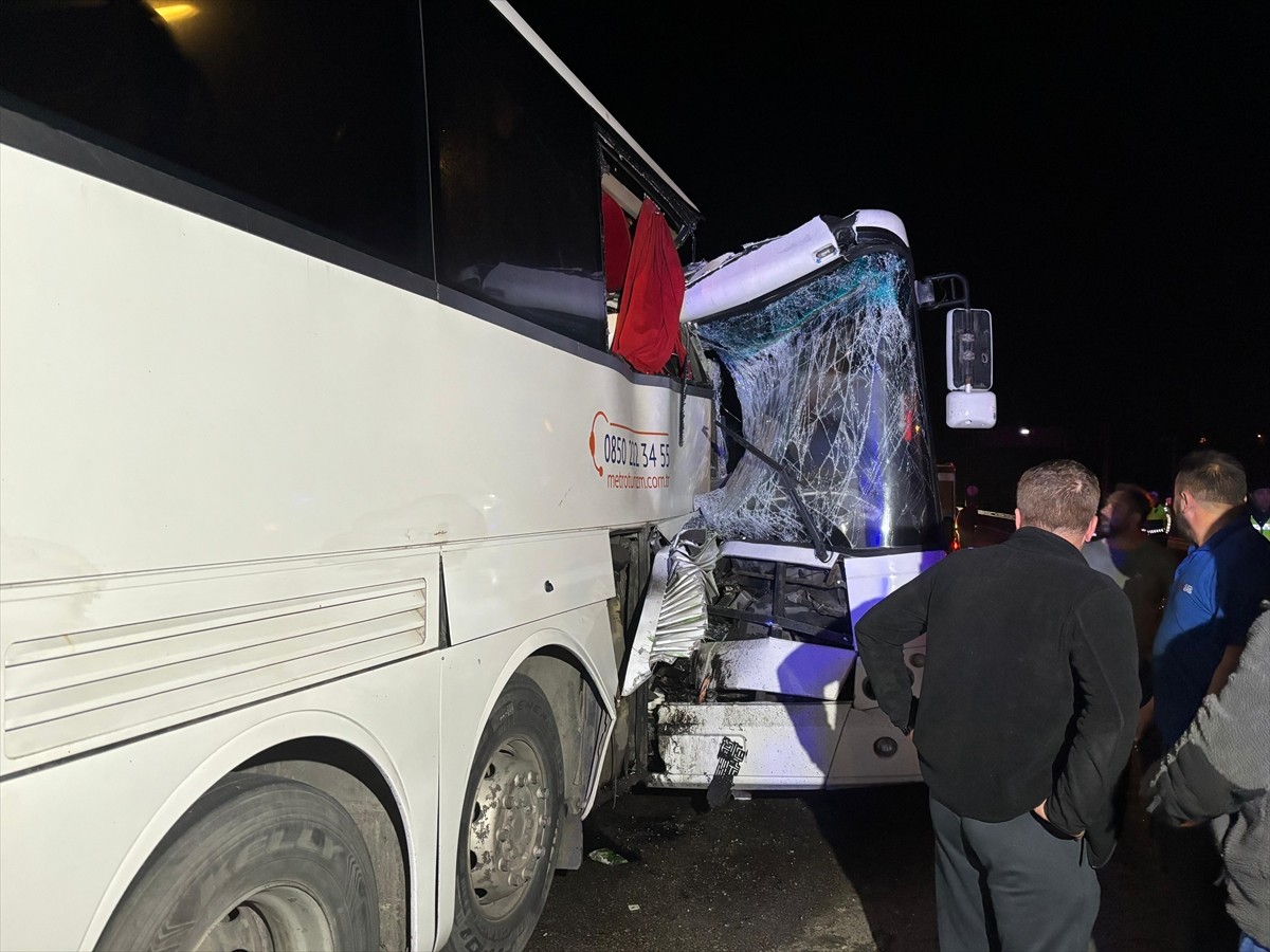 Sinop'un Gerze ilçesinde işçileri taşıyan otobüs ile yolcu otobüsünün çarpıştığı kazada 12 kişi...