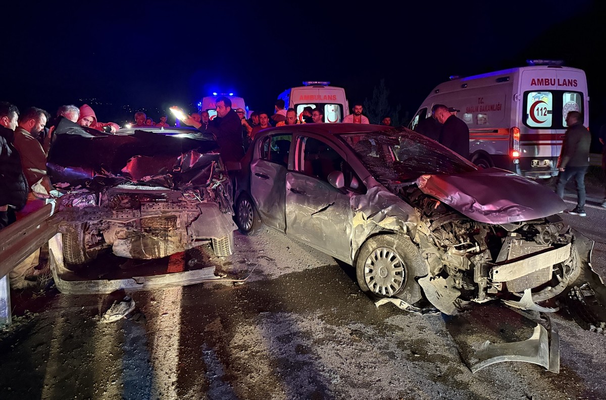 Sinop’un Gerze ilçesinde yol kenarında lastik değişimi yapan araca, başka bir aracın çarpması...