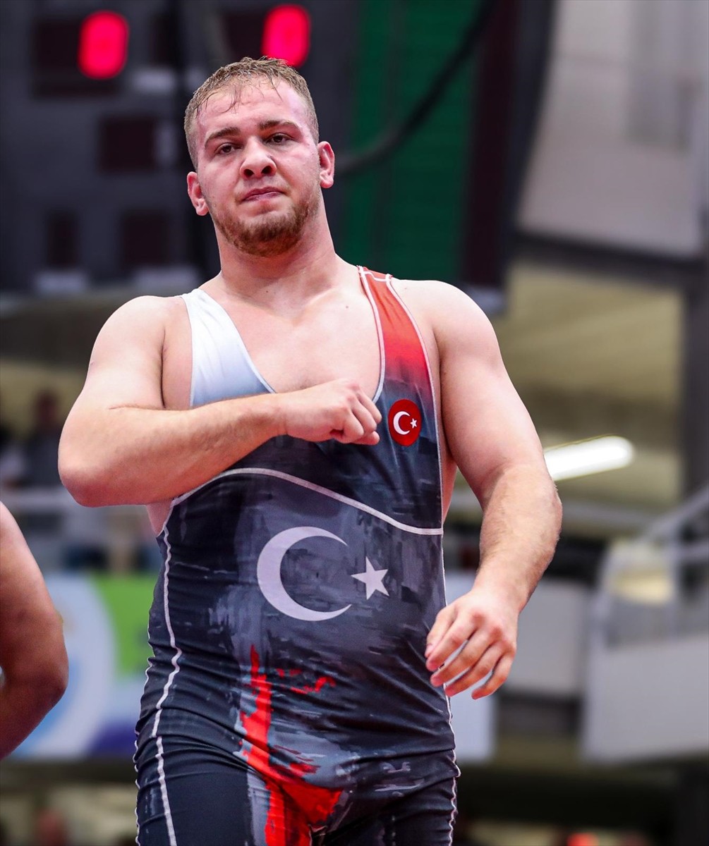 Sırbistan'da düzenlenen Dünya 23 Yaş Altı Güreş Şampiyonası'nda milli sporculardan İbrahim Metehan...