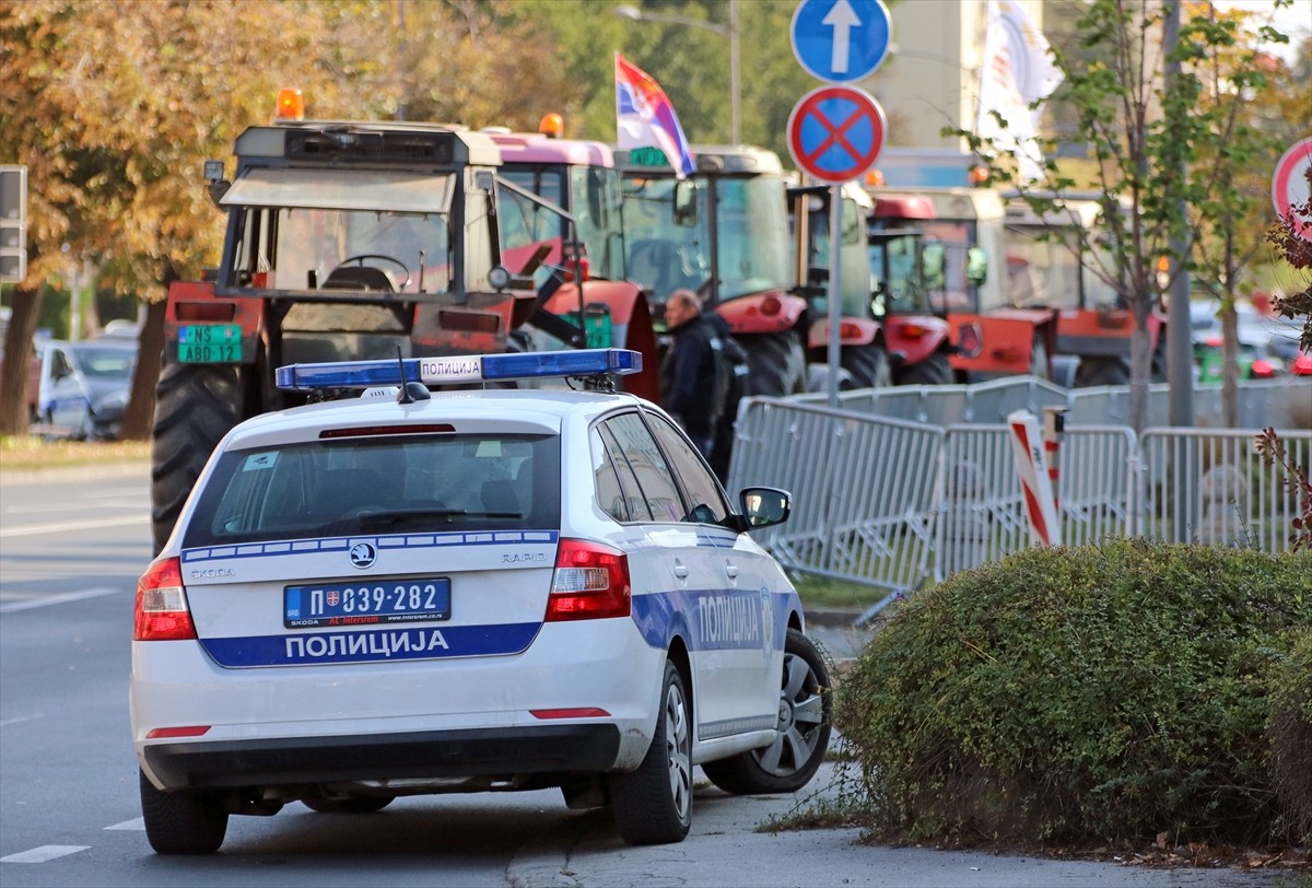 Sırbistan'ın kuzeyindeki Novi Sad kentinde 8 farklı çiftçi birliği üyeleri, hükümetin tarım...