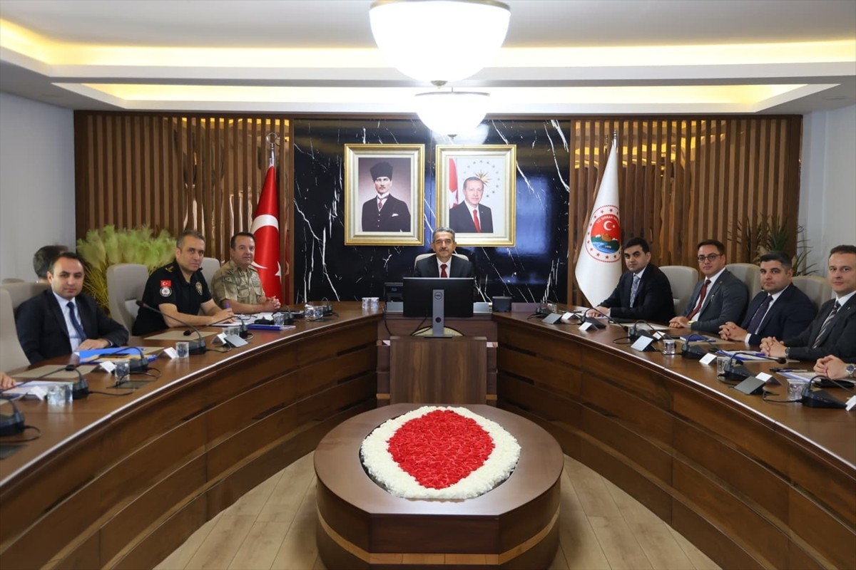 Şırnak Valisi Birol Ekici başkanlığında Valilik Toplantı Salonu'nda İl Jandarma Komutanı...