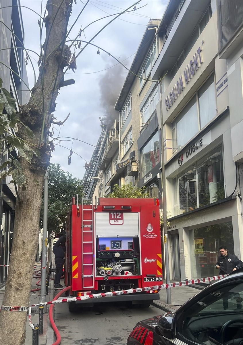 Şişli'de 4 katlı binanın en üst katındaki dairede çıkan yangında, 1 kişi yaşamını...