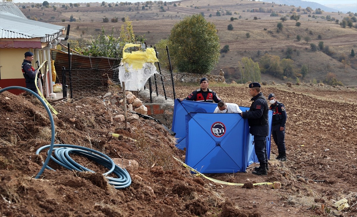 Sivas'ın Hafik ilçesinde arazi anlaşmazlığı nedeniyle çıkan silahlı kavgada 1 kişi hayatını...