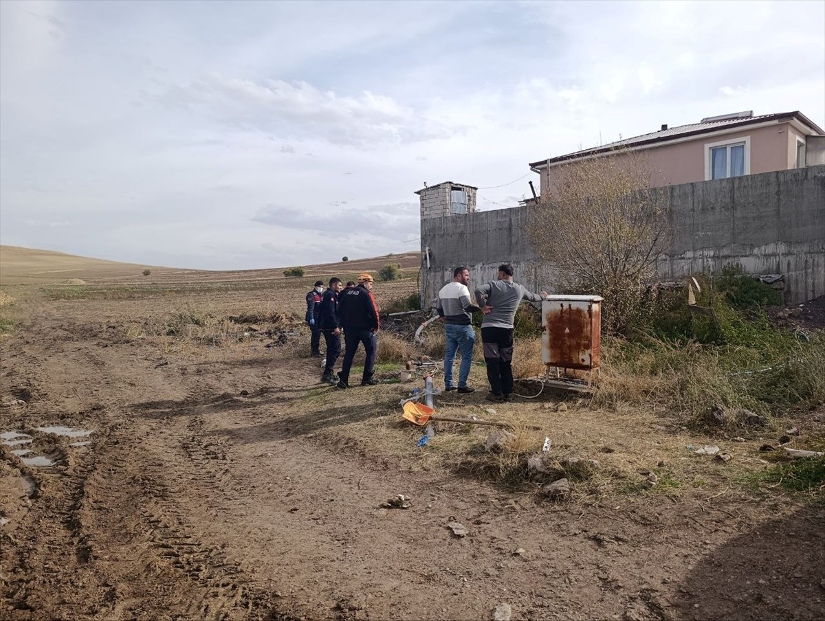 Sivas'ın Şarkışla ilçesinde bir çiftlikte temizlemek için girdikleri foseptikte metan gazından...