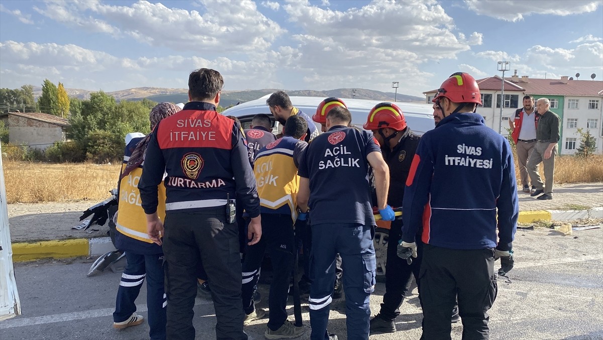 Sivas'ta 3 aracın karıştığı trafik kazasında 1 kişi öldü, 2'si çocuk 4 kişi yaralandı. Kaza yerine...