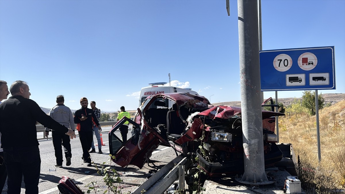 Sivas'ta otomobil ile hafif ticari aracın çarpışması sonucu 6'sı çocuk 10 kişi yaralandı.