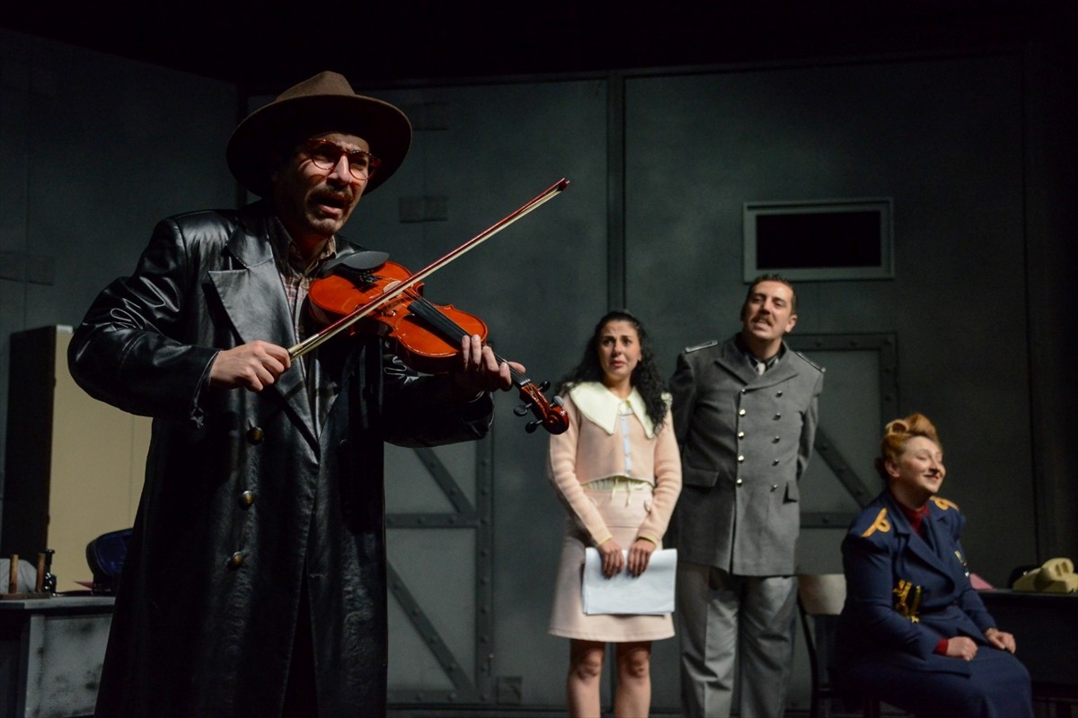 Sivas Devlet Tiyatrosu (SDT), Berlin Berlin (Duvarın Gölgesinde Bir Komedi) adlı oyunla sahnesini...