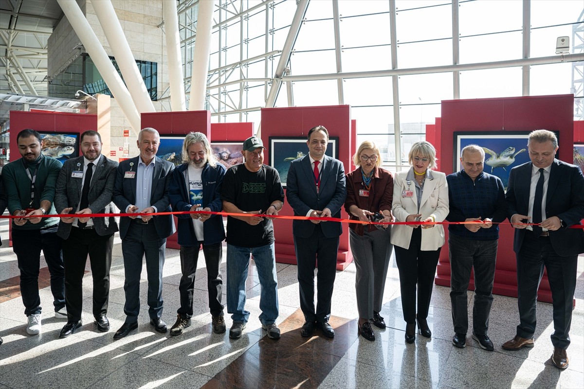 Su altı belgesel yapımcısı ve görüntü yönetmeni Tahsin Ceylan'ın (sol 5) "Akdeniz'de Nesli Tehlike...