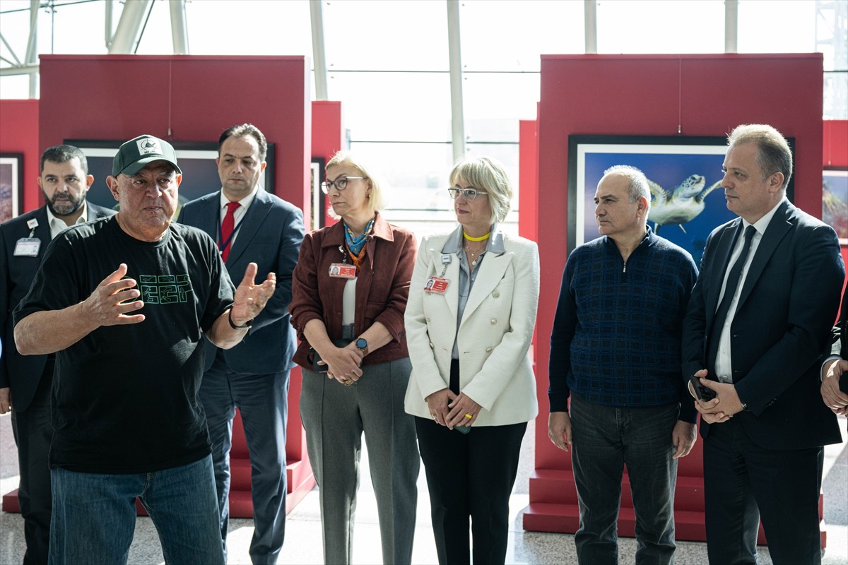 Su altı belgesel yapımcısı ve görüntü yönetmeni Tahsin Ceylan'ın (sol 5) "Akdeniz'de Nesli Tehlike...