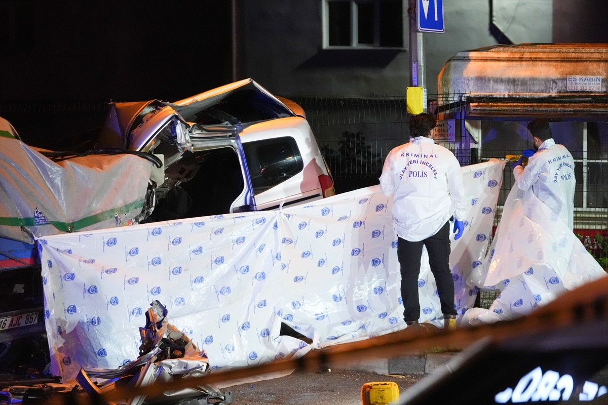 Sultanbeyli'de polisin "dur" ihtarına uymayıp kaçan hafif ticari aracın tıra arkadan çarpması...