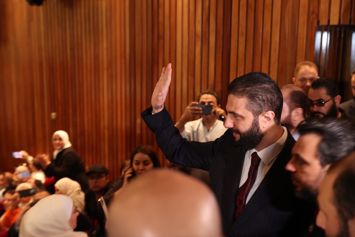 Suriye Cumhurbaşkanı Ahmed Şara, Esed rejiminin yıkılmasının ardından yapılan ilk Halk Meclisi...