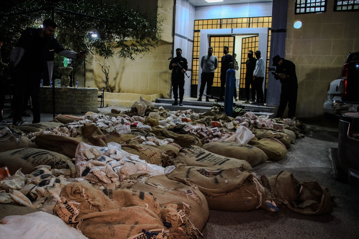 Suriye’nin Şam ilinde gerçekleştirilen operasyonla uyuşturucu şebekesini çökerten İçişleri...